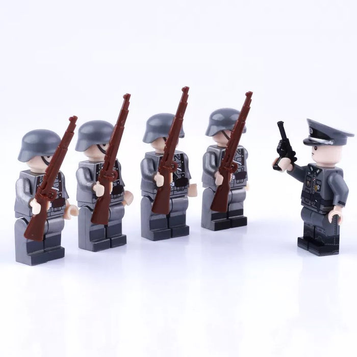 WW2 German officer speaking to his soldiers